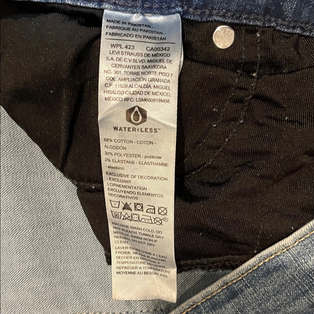 Signature Cold Levi Strauss Totally Shaping High-Rise Flare Jeans - Picture 4 of 6